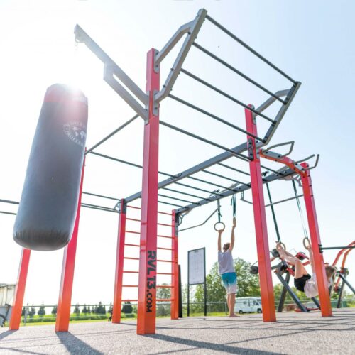 Calisthenics toestel Nippur L+ 21 Nippur L+ calisthenics toestel met pull-up bars, monkey bars, dips en danspaal voor buitenfitness en calisthenics